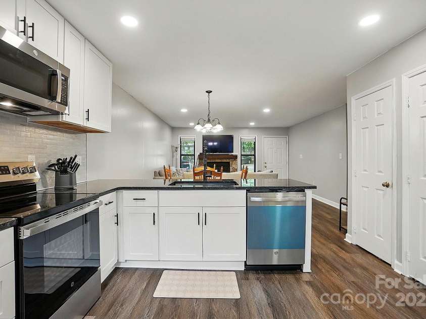 392 Tall Oaks Trail, Fort Mill, SC 29715.  MLS# CAR4257699, YatesRealty ID 23036. Kitchen