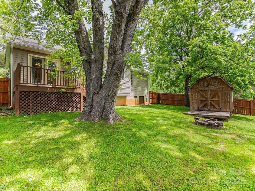 17 Fieldtop Lane, Arden, NC 28704.  MLS# CAR4268169, YatesRealty ID 23037. 