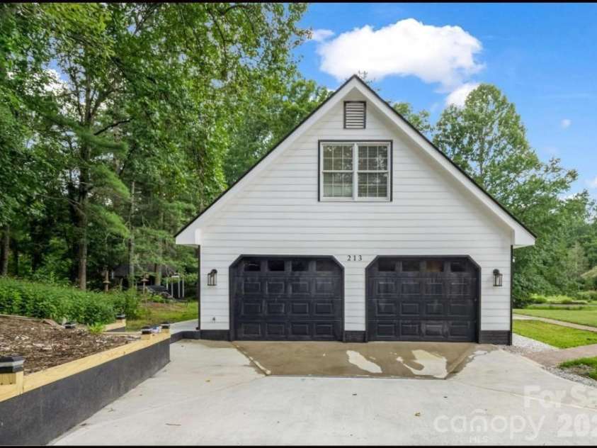 213 Raintree Drive, Hendersonville, NC 28791.  MLS# CAR4379526, YatesRealty ID 2304. 