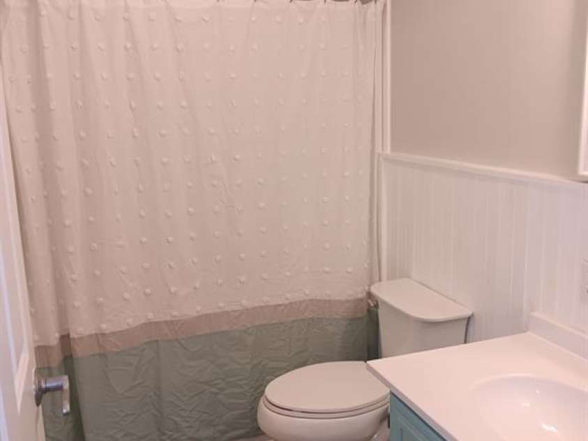 7010 Executive Circle, Denver, NC 28037.  MLS# CAR4383024, YatesRealty ID 23040. Bathroom #2