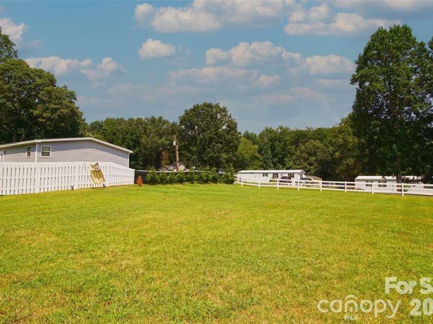 7010 Executive Circle, Denver, NC 28037.  MLS# CAR4383024, YatesRealty ID 23040. Fenced in front yard