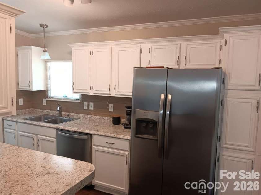 7010 Executive Circle, Denver, NC 28037.  MLS# CAR4383024, YatesRealty ID 23040. Kitchen