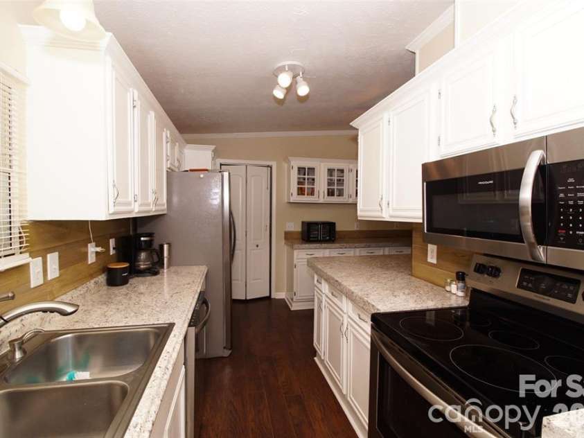 7010 Executive Circle, Denver, NC 28037.  MLS# CAR4383024, YatesRealty ID 23040. Kitchen
