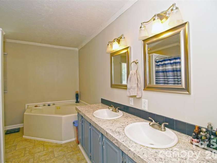 7010 Executive Circle, Denver, NC 28037.  MLS# CAR4383024, YatesRealty ID 23040. Primary bathroom