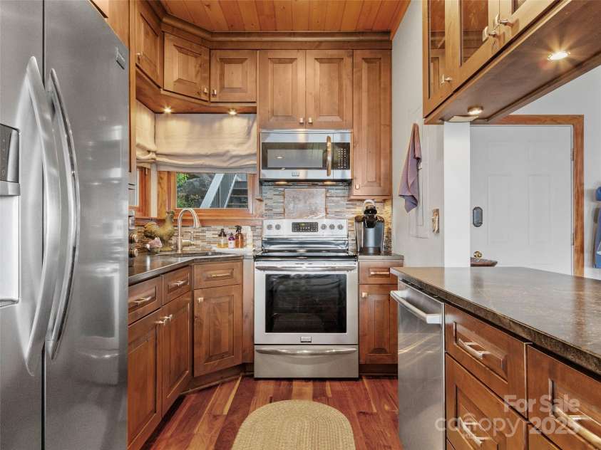 80 Slickrock Road, Burnsville, NC 28714.  MLS# CAR4310307, YatesRealty ID 23045. 