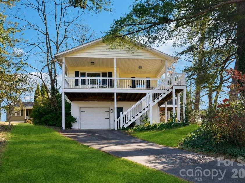 121 Oak Terrace, Arden, NC 28704.  MLS# CAR4383142, YatesRealty ID 23049. 