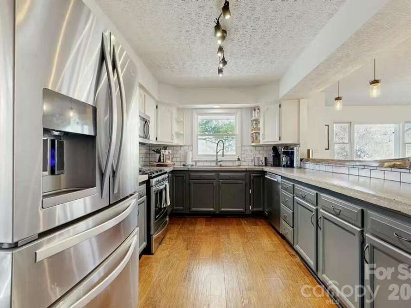 121 Oak Terrace, Arden, NC 28704.  MLS# CAR4383142, YatesRealty ID 23049. 