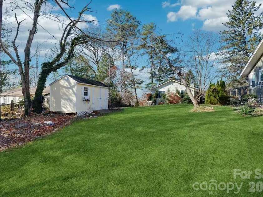 121 Oak Terrace, Arden, NC 28704.  MLS# CAR4383142, YatesRealty ID 23049. 