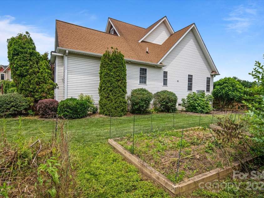 30 Linn Garden Lane, Swannanoa, NC 28778.  MLS# CAR4268908, YatesRealty ID 2305. 