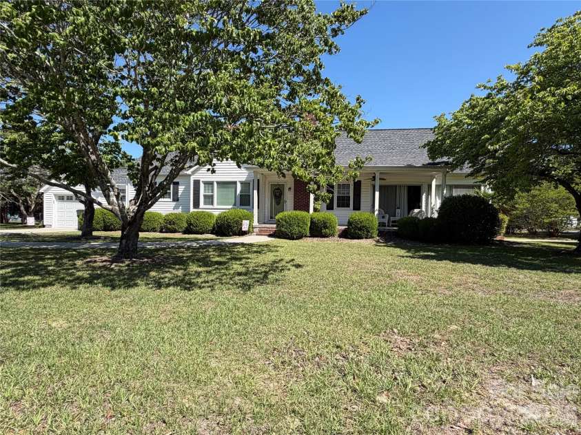 202 Stevens Drive, Kershaw, SC 29067.  MLS# CAR4382525, YatesRealty ID 23050. 