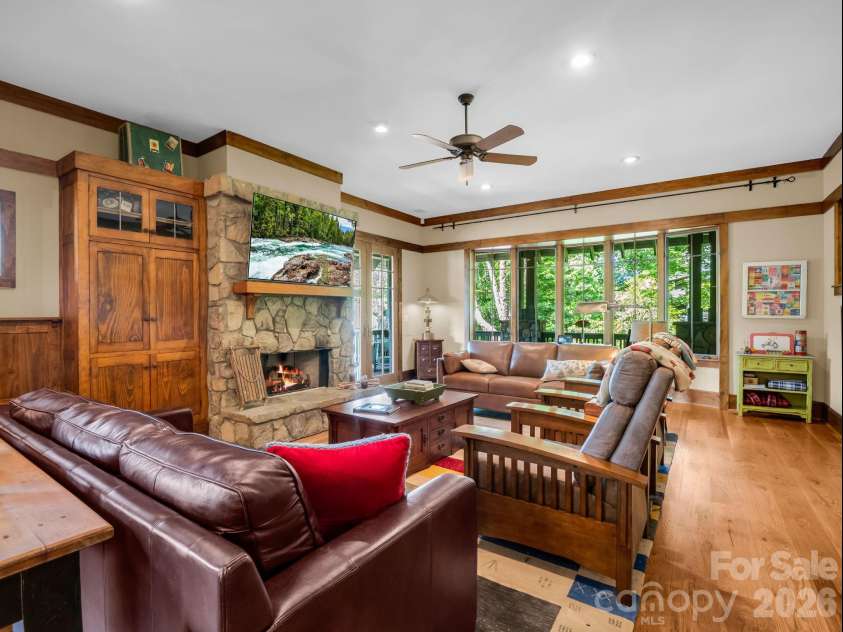 5 Longfellow Drive, Black Mountain, NC 28711.  MLS# CAR4380813, YatesRealty ID 23051. Loving Room