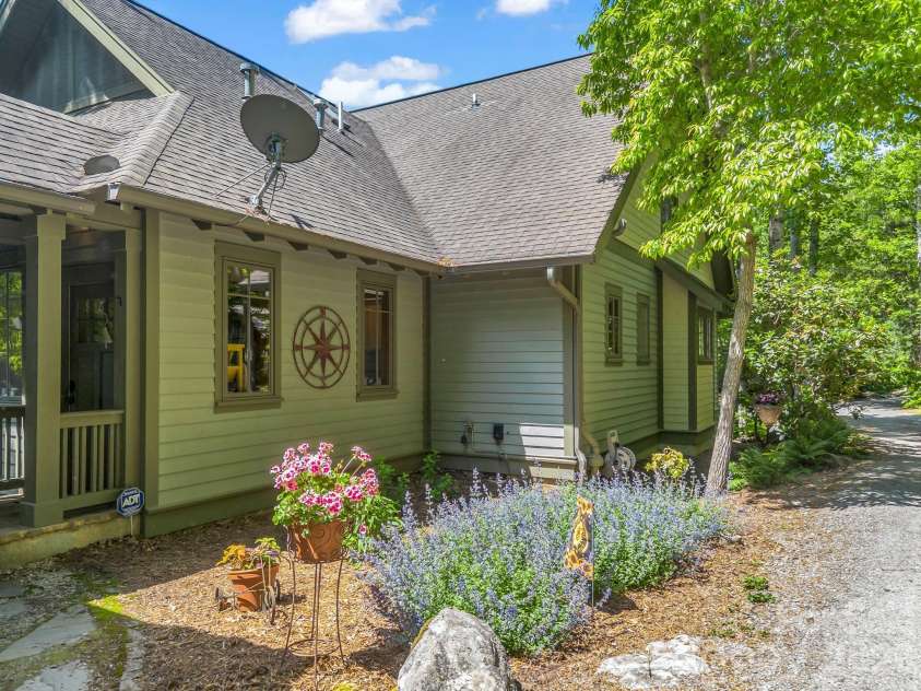 5 Longfellow Drive, Black Mountain, NC 28711.  MLS# CAR4380813, YatesRealty ID 23051. Side Yard on Alley