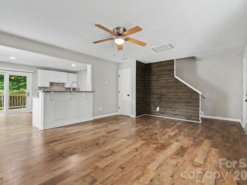 15331 Dehavilland Drive, Charlotte, NC 28278.  MLS# CAR4382294, YatesRealty ID 23052. 