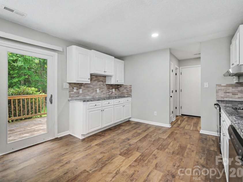 15331 Dehavilland Drive, Charlotte, NC 28278.  MLS# CAR4382294, YatesRealty ID 23052. 