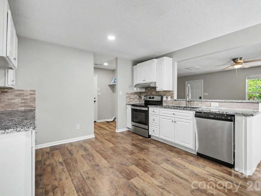 15331 Dehavilland Drive, Charlotte, NC 28278.  MLS# CAR4382294, YatesRealty ID 23052. 
