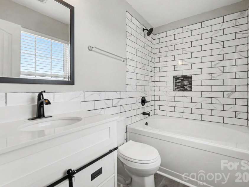 15331 Dehavilland Drive, Charlotte, NC 28278.  MLS# CAR4382294, YatesRealty ID 23052. 