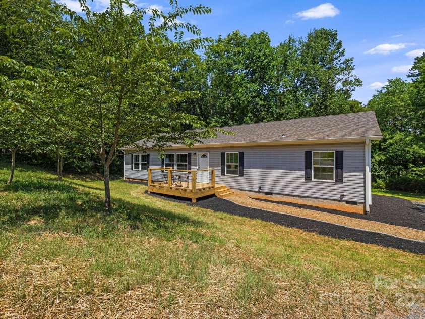 22 Bachelder Lane, Candler, NC 28715.  MLS# CAR4276290, YatesRealty ID 23052. 
