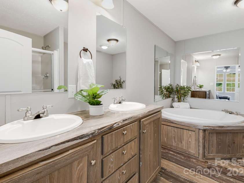 22 Bachelder Lane, Candler, NC 28715.  MLS# CAR4276290, YatesRealty ID 23052. 