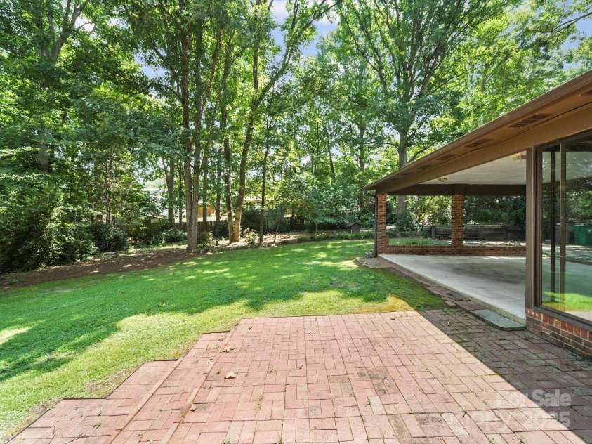 2104 Stoneyridge Drive, Charlotte, NC 28214.  MLS# CAR4275022, YatesRealty ID 23053. 