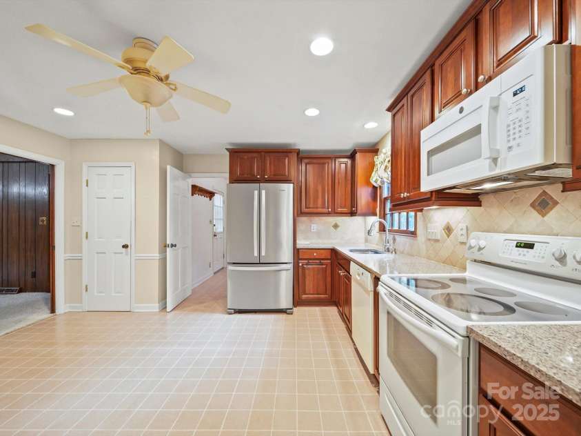 2104 Stoneyridge Drive, Charlotte, NC 28214.  MLS# CAR4275022, YatesRealty ID 23053. 