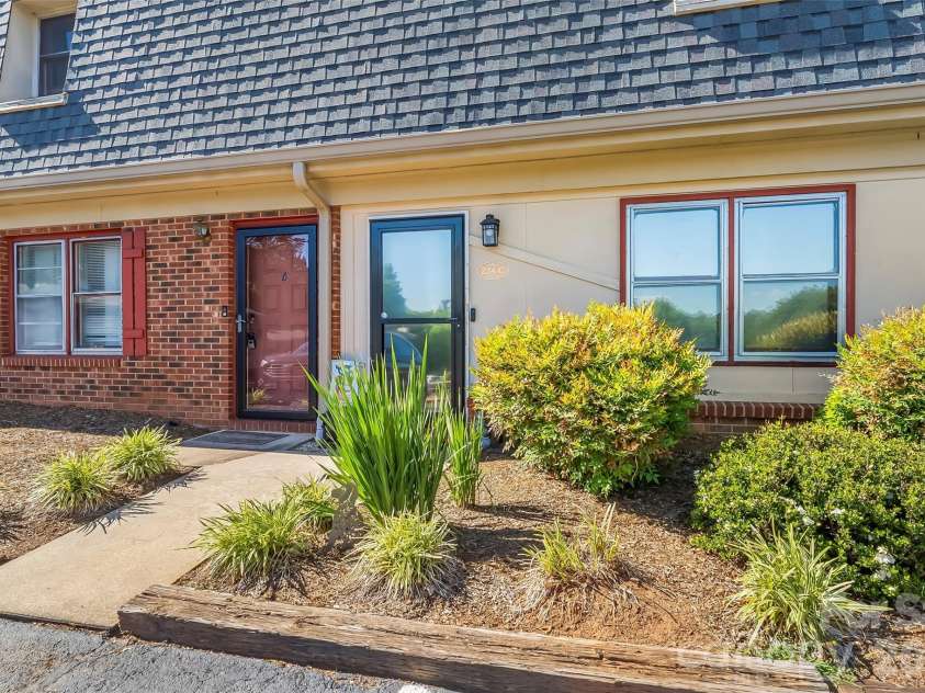 224 14th Avenue, Hickory, NC 28602.  MLS# CAR4383036, YatesRealty ID 23054. 
