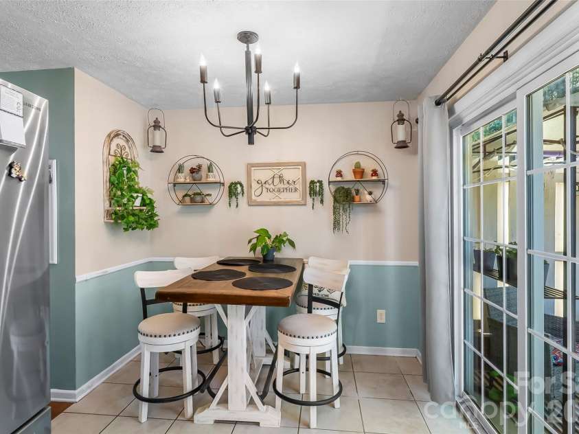 224 14th Avenue, Hickory, NC 28602.  MLS# CAR4383036, YatesRealty ID 23054. 