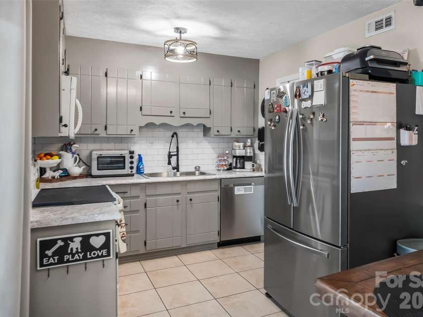 224 14th Avenue, Hickory, NC 28602.  MLS# CAR4383036, YatesRealty ID 23054. 