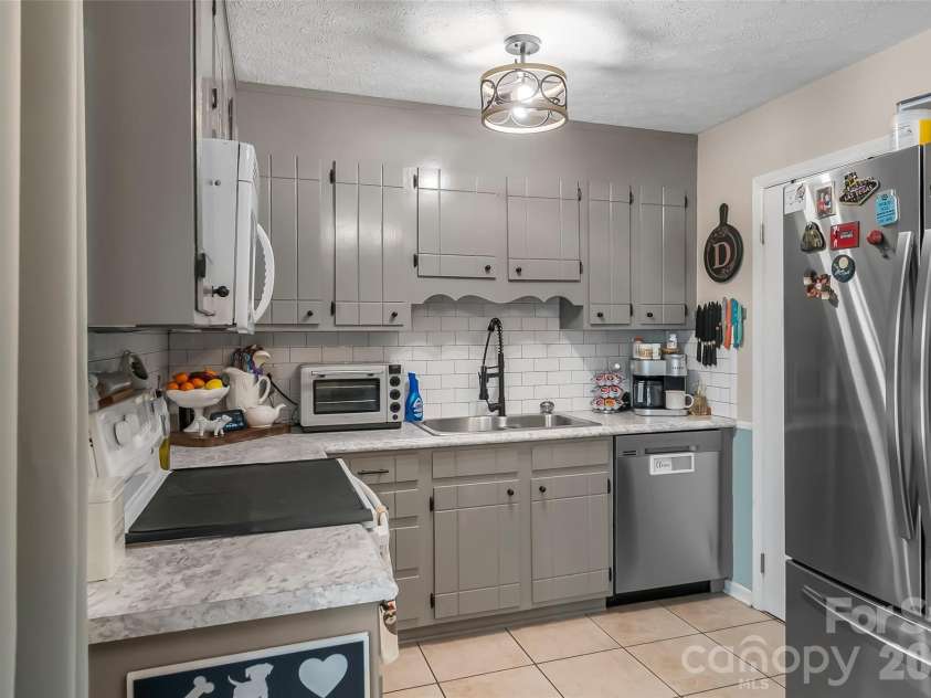 224 14th Avenue, Hickory, NC 28602.  MLS# CAR4383036, YatesRealty ID 23054. 