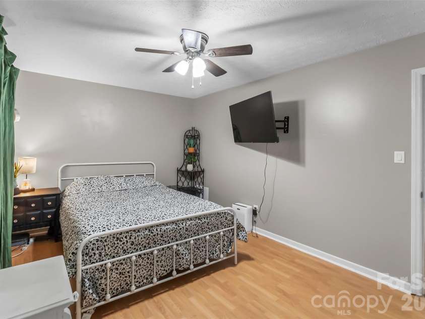 224 14th Avenue, Hickory, NC 28602.  MLS# CAR4383036, YatesRealty ID 23054. 