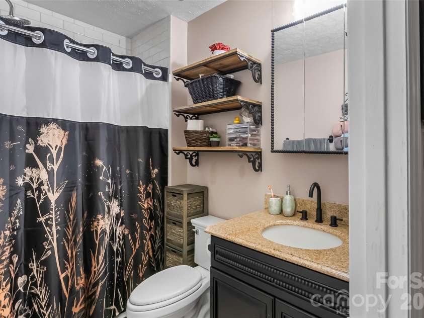 224 14th Avenue, Hickory, NC 28602.  MLS# CAR4383036, YatesRealty ID 23054. 
