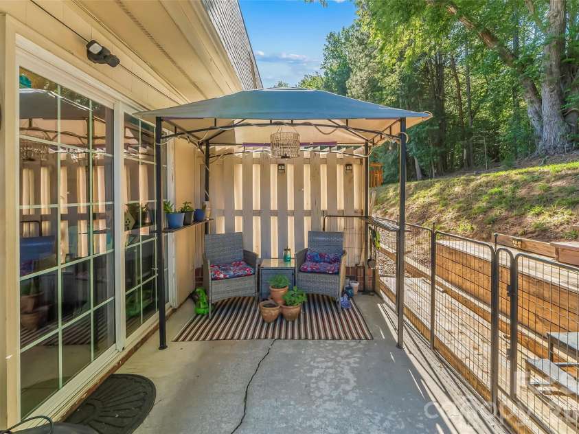 224 14th Avenue, Hickory, NC 28602.  MLS# CAR4383036, YatesRealty ID 23054. 