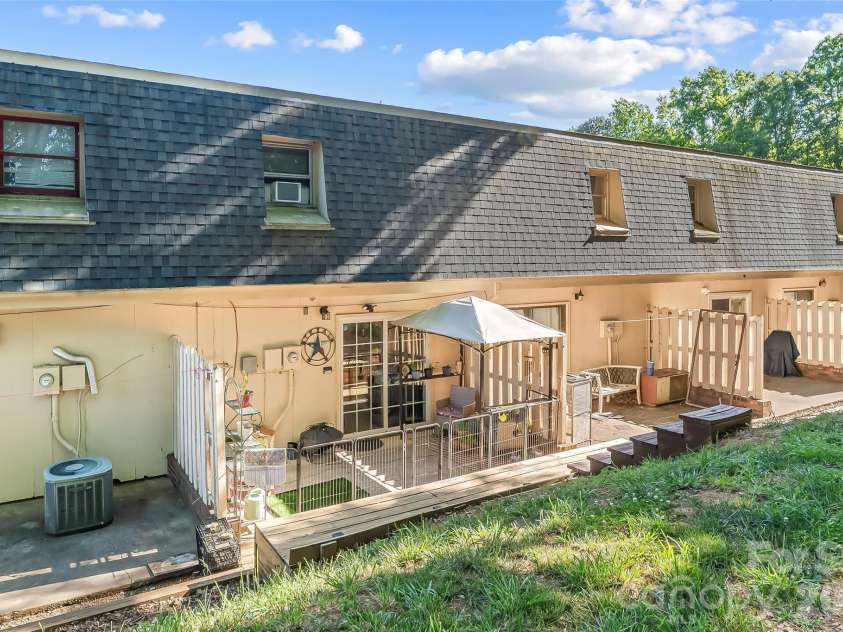 224 14th Avenue, Hickory, NC 28602.  MLS# CAR4383036, YatesRealty ID 23054. 