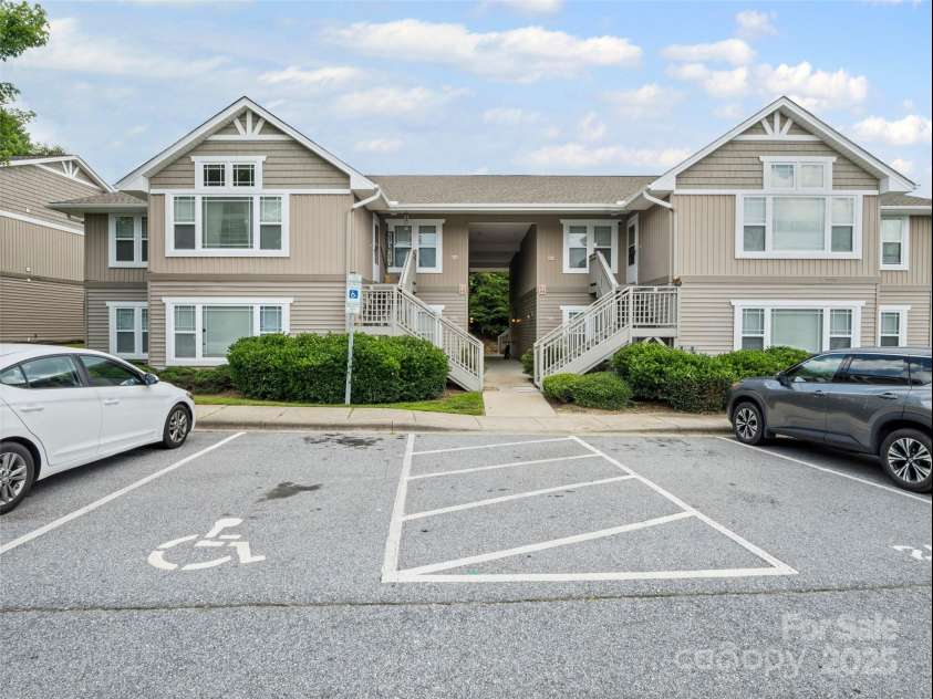 131 Morningside Lane, Hendersonville, NC 28792.  MLS# CAR4276321, YatesRealty ID 23059. 