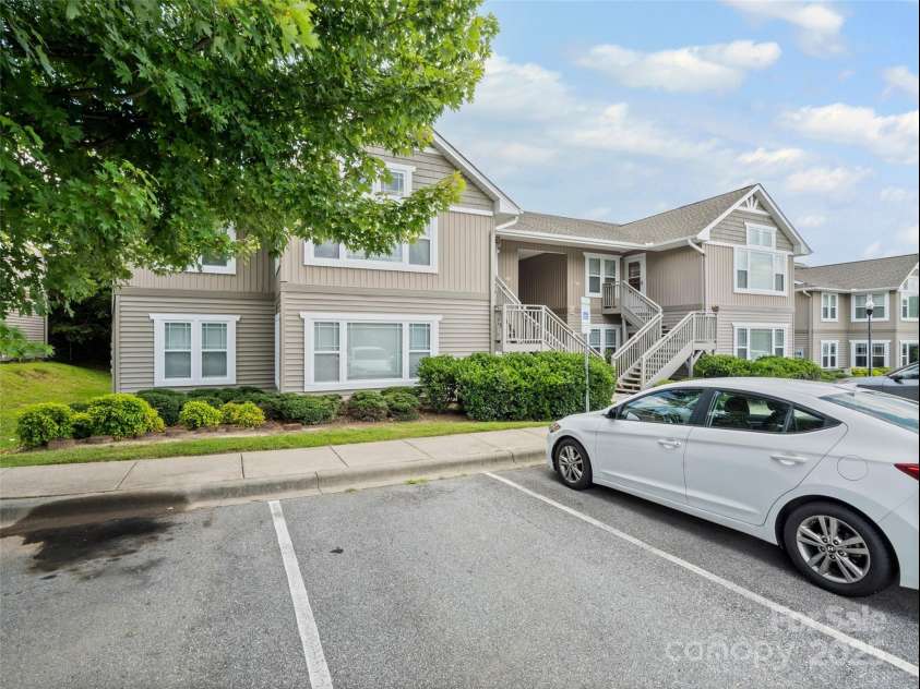 131 Morningside Lane, Hendersonville, NC 28792.  MLS# CAR4276321, YatesRealty ID 23059. 