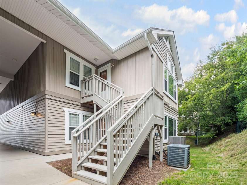 131 Morningside Lane, Hendersonville, NC 28792.  MLS# CAR4276321, YatesRealty ID 23059. 