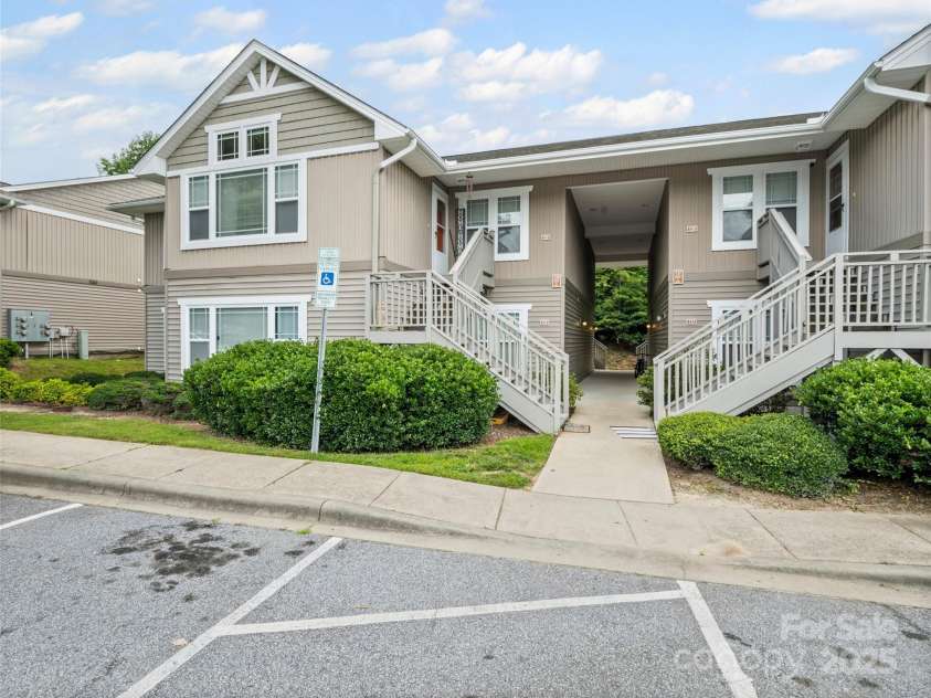 131 Morningside Lane, Hendersonville, NC 28792.  MLS# CAR4276321, YatesRealty ID 23059. 