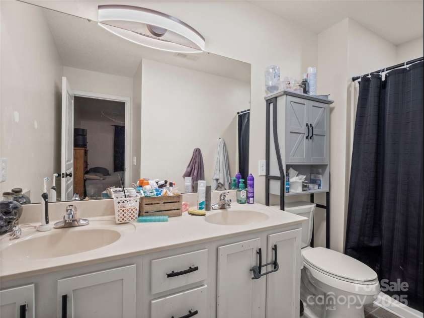 131 Morningside Lane, Hendersonville, NC 28792.  MLS# CAR4276321, YatesRealty ID 23059. 