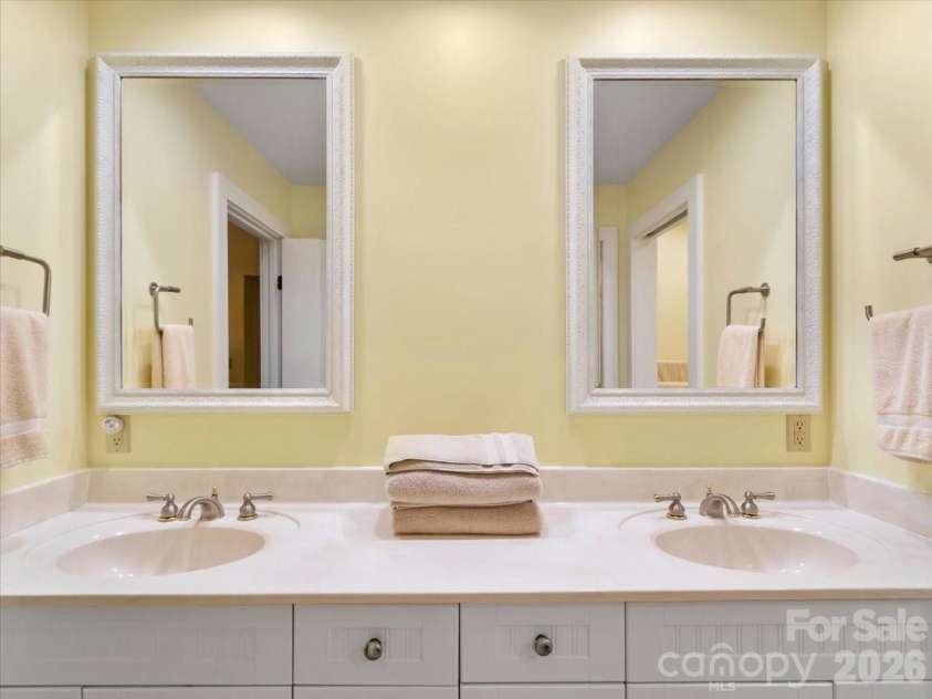218 Slickrock Road, Burnsville, NC 28714.  MLS# CAR4377114, YatesRealty ID 23061. DBL SINKS