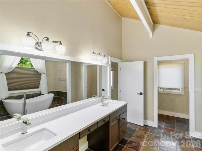 218 Slickrock Road, Burnsville, NC 28714.  MLS# CAR4377114, YatesRealty ID 23061. DOUBLE-SINKS