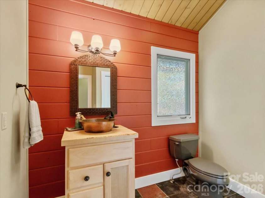 218 Slickrock Road, Burnsville, NC 28714.  MLS# CAR4377114, YatesRealty ID 23061. HALF BATH - MAIN LEVEL