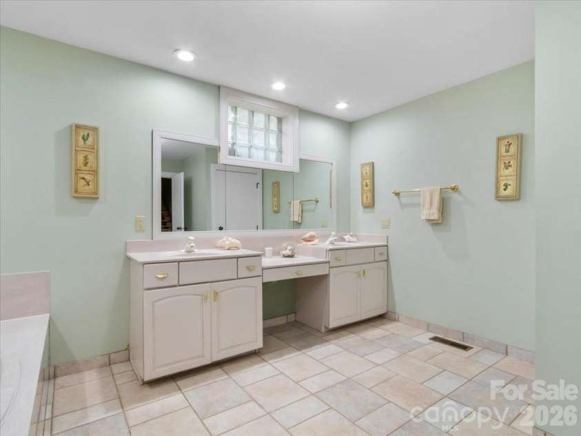218 Slickrock Road, Burnsville, NC 28714.  MLS# CAR4377114, YatesRealty ID 23061. OVERSIZED EN-SUITE