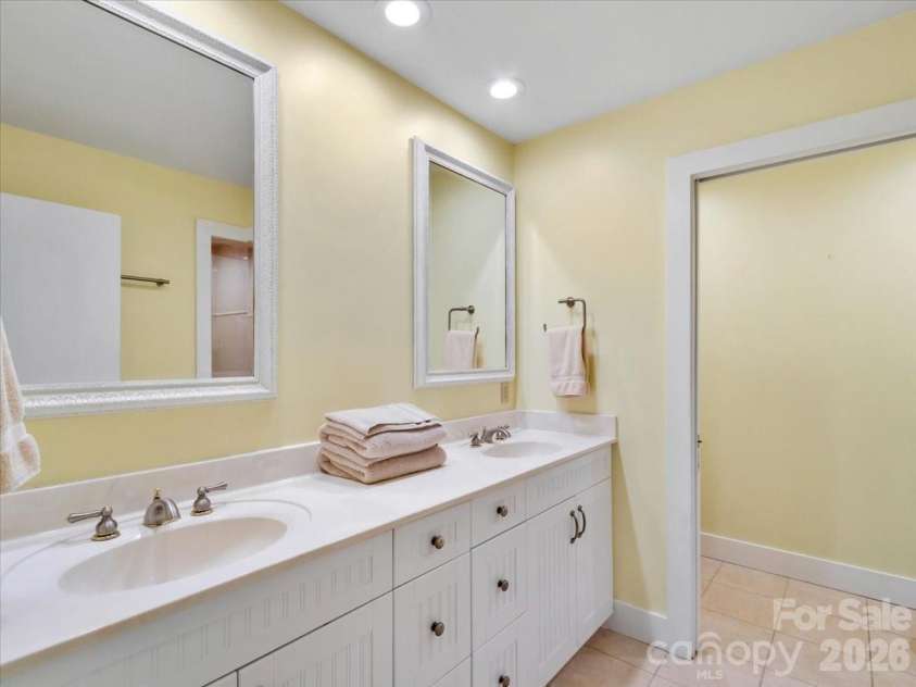 218 Slickrock Road, Burnsville, NC 28714.  MLS# CAR4377114, YatesRealty ID 23061. SPACIOUS EN-SUITE