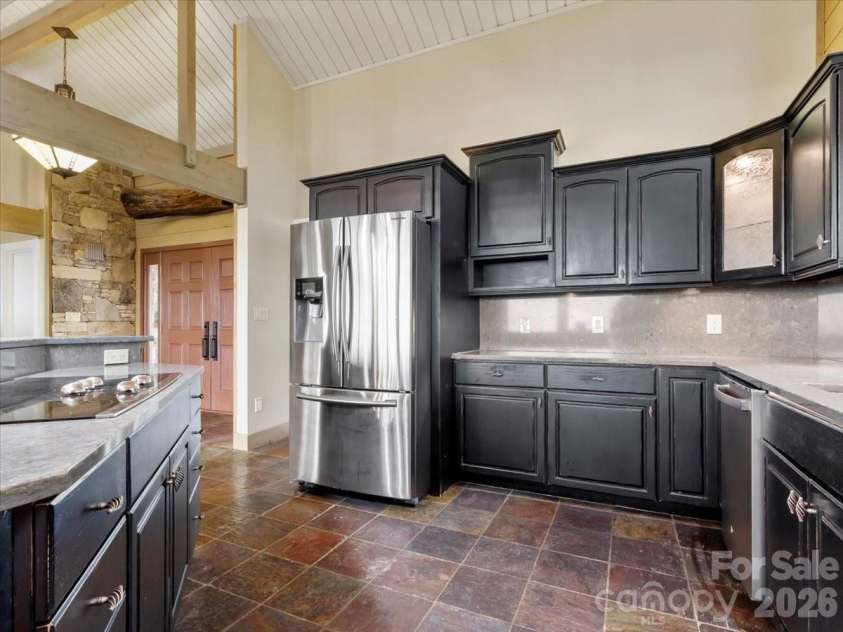 218 Slickrock Road, Burnsville, NC 28714.  MLS# CAR4377114, YatesRealty ID 23061. SS - APPLIANCES