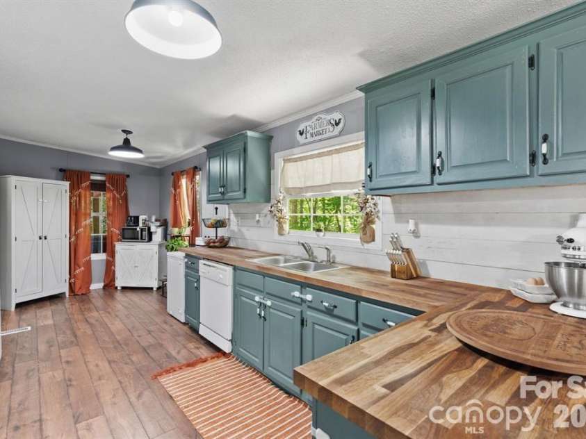 122 Fallswood Court, Hendersonville, NC 28739.  MLS# CAR4413913, YatesRealty ID 23063. 