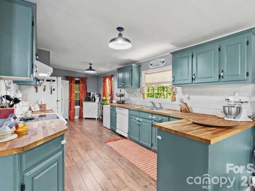 122 Fallswood Court, Hendersonville, NC 28739.  MLS# CAR4413913, YatesRealty ID 23063. 
