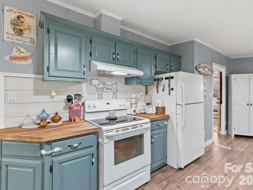 122 Fallswood Court, Hendersonville, NC 28739.  MLS# CAR4413913, YatesRealty ID 23063. 