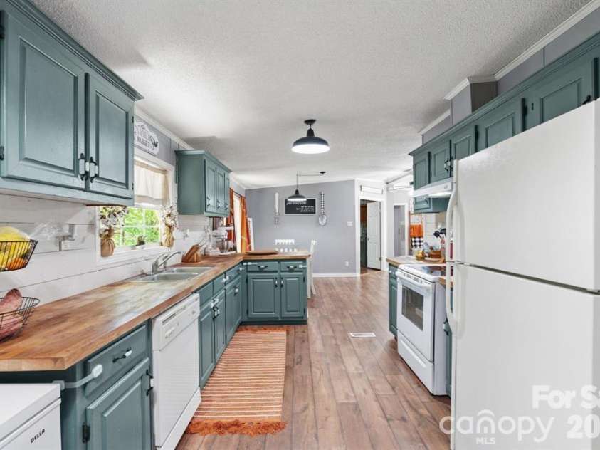 122 Fallswood Court, Hendersonville, NC 28739.  MLS# CAR4413913, YatesRealty ID 23063. 
