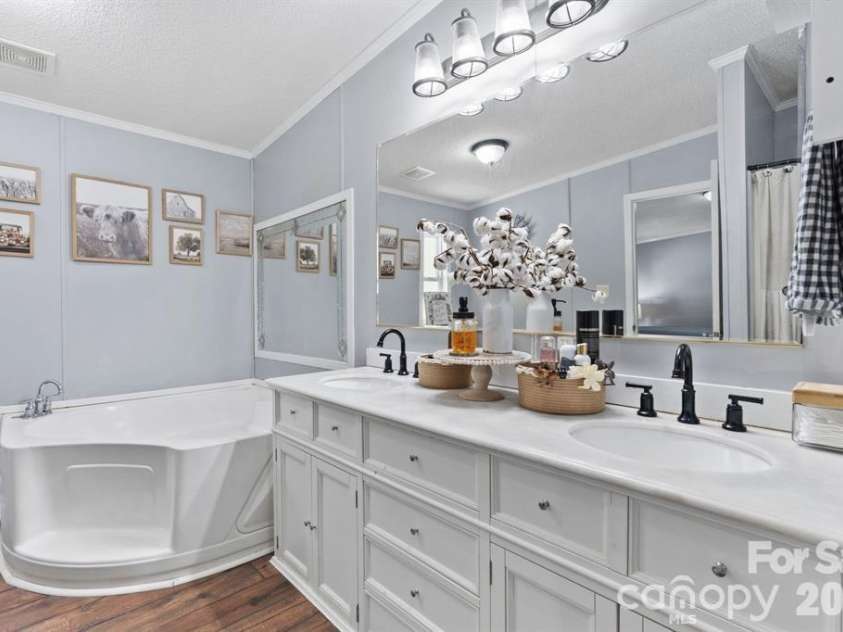 122 Fallswood Court, Hendersonville, NC 28739.  MLS# CAR4413913, YatesRealty ID 23063. 