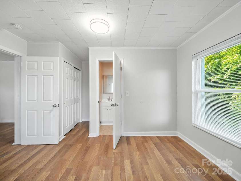 116 Honeywood Avenue, Charlotte, NC 28216.  MLS# CAR4276577, YatesRealty ID 23067. 
