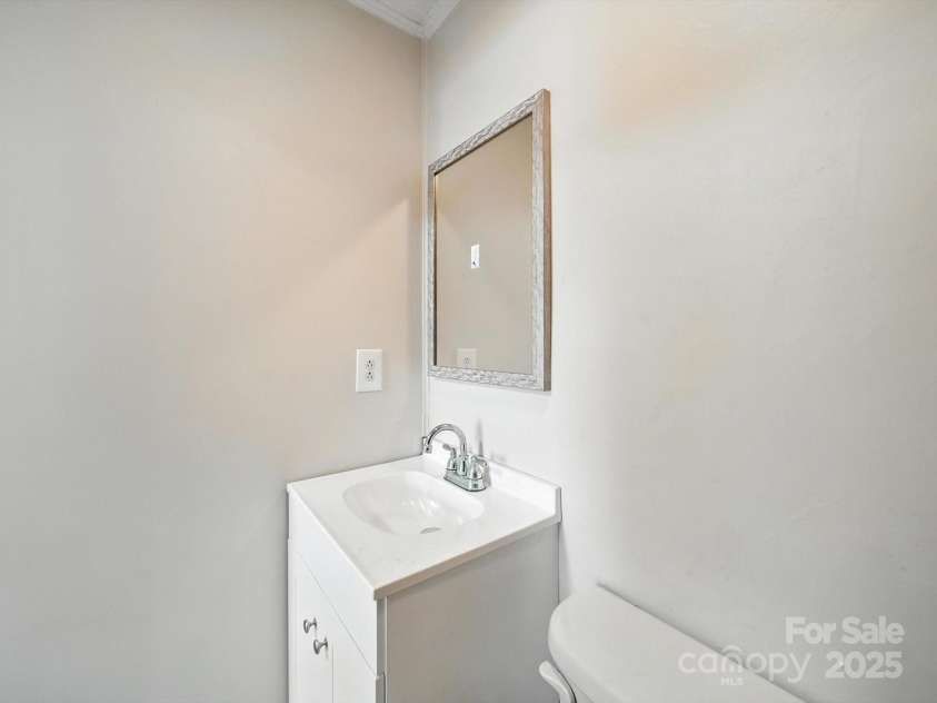116 Honeywood Avenue, Charlotte, NC 28216.  MLS# CAR4276577, YatesRealty ID 23067. 